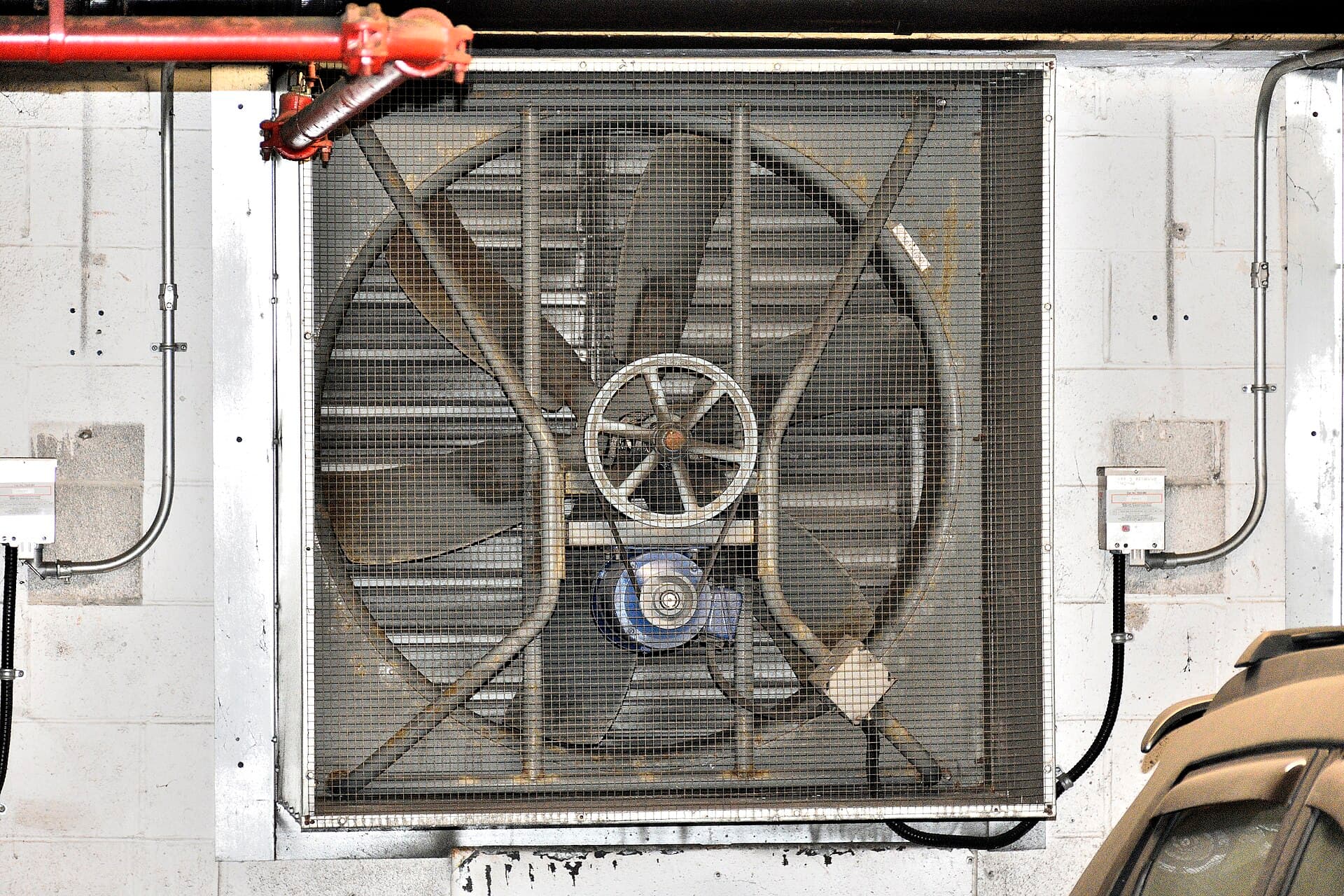 Ventilateur d'extraction industriel sur un bâtiment d'élevage